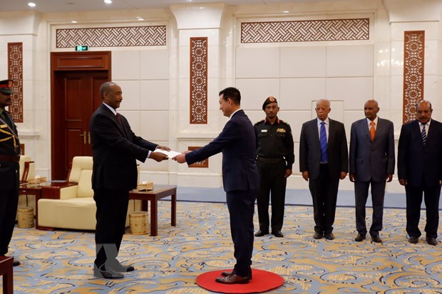 Đại sứ Việt Nam tại Ai Cập kiêm nhiệm Cộng hoà Sudan Trần Thành Công trình Ủy nhiệm thư lên Chủ tịch Hội đồng chuyển tiếp nước Cộng hoà Sudan Abdalftah Alburhan A. Alrahman Alburhan