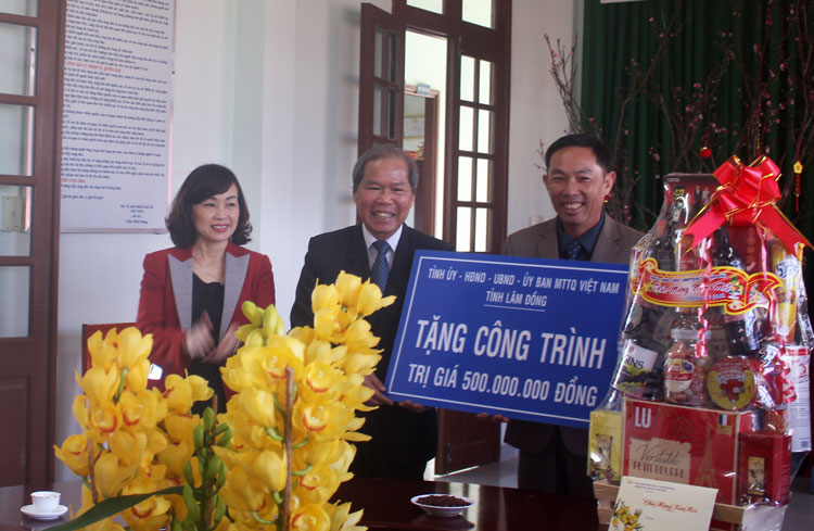 Bí thư Tỉnh ủy Lâm Đồng Nguyễn Xuân Tiến thăm và chúc tết các gia đình chính sách, xã anh hùng Xuân Trường và Đạ Sar