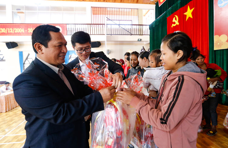 200 phần quà tới tay các gia đình có hoàn cảnh khó khăn vui xuân, đón Tết
