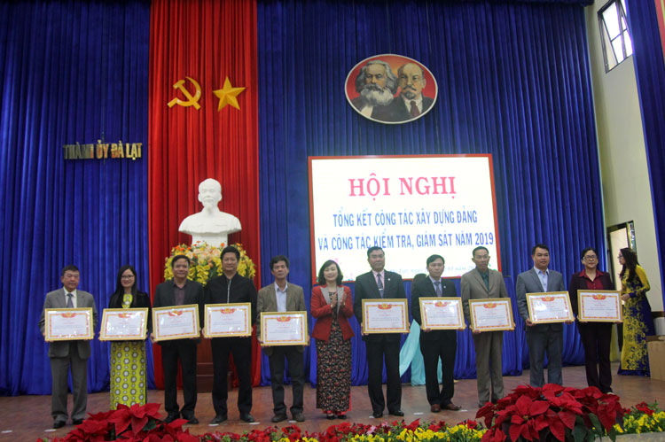 Trao giấy khen cho các tập thể cá nhân đạt thành tích xuất sắc trong công tác xây dựng Đảng và Công tác kiểm tra, giám sát