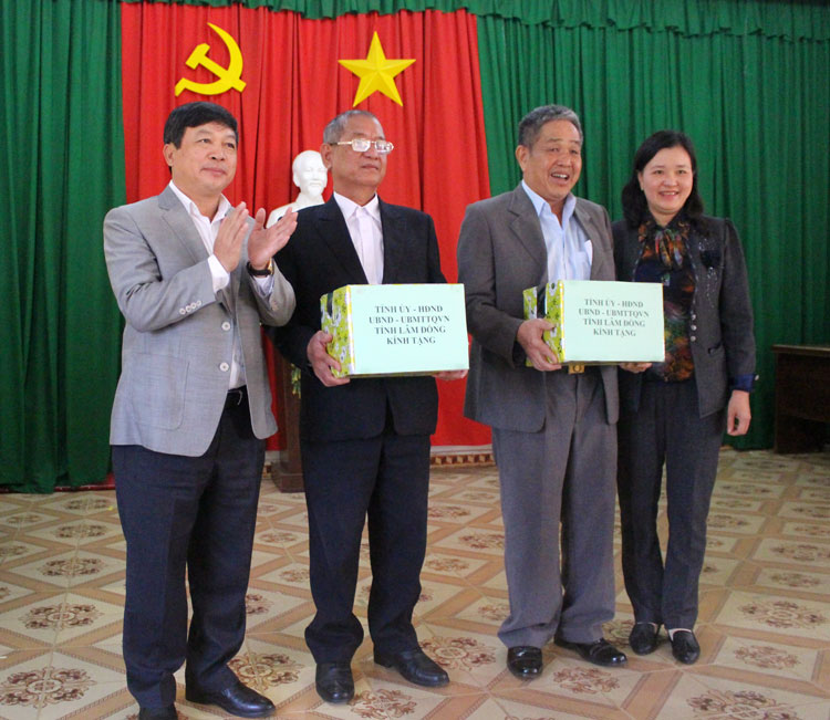 Trao quà cho bệnh binh và nạn nhân chất độc da cam tại xã Đinh Trang Hòa, Di Linh