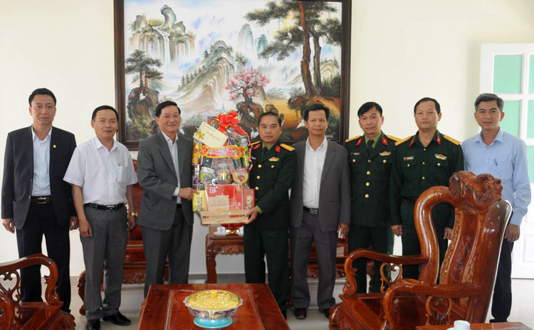 Phó Bí thư Thường trực Tỉnh ủy cùng đoàn công tác tặng quà cho đoàn kinh tế quốc phòng