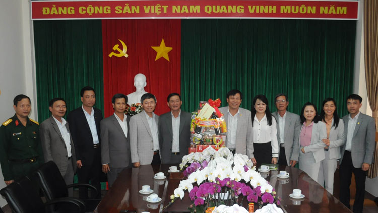Đồng chí Trần Đức Quận cùng đoàn công tác tăng quà cho Công ty TNHH MTV Xổ số kiến thiết Lâm Đồng