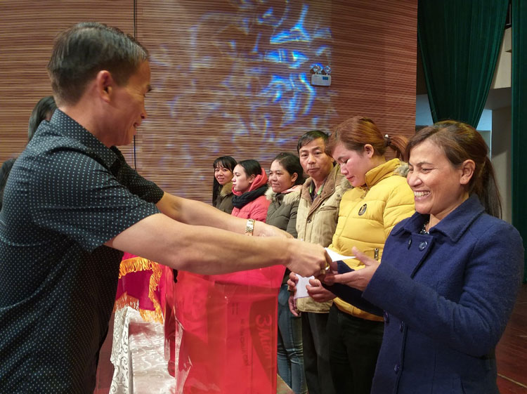 Những phần quà nghĩa tình đã được trao đến tận tay người lao động nghèo, người bị tai nạn lao động