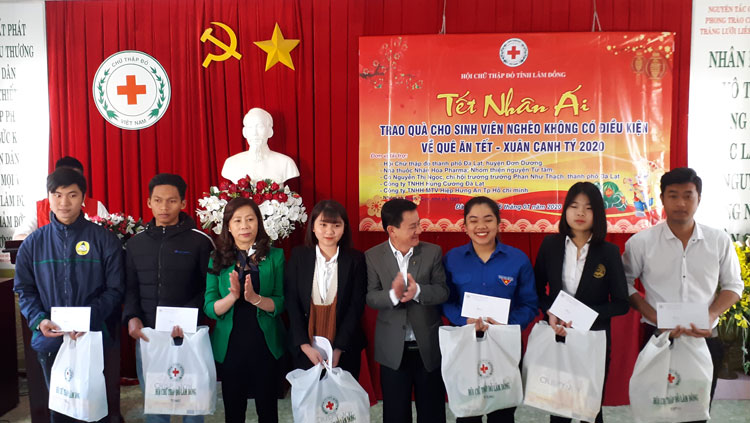 Trao 55 suất quà cho sinh viên nghèo không có điều kiện về quê ăn tết