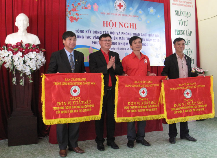 Lãnh đạo Hội CTĐ tỉnh trao cờ thi đua xuất sắc 5 năm liền của Trung ương Hội cho 3 đơn vị Đà Lạt, Lâm Hà, Đạ Tẻh