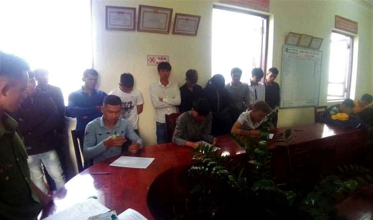 Các đối tượng được đưa về trụ sở Công an huyện Di Linh lấy lời khai phục vụ công tác điều tra