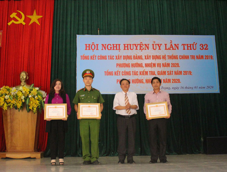 Đồng chí Lê Hồng Khánh – Phó Bí thư Huyện ủy Đức Trọng trao giấy khen cho 3 chi bộ trực thuộc đảng bộ cơ sở đạt tiêu chuẩn “Trong sạch, vững mạnh tiêu biểu 5 năm liền 2015-2019”