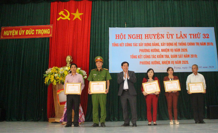 Đồng chí Võ Văn Phương – Phó Bí thư Huyện ủy, Chủ tịch UBND huyện Đức Trọng trao giấy khen cho các đảng viên “Hoàn thành xuất sắc nhiệm vụ 5 năm liền 2015-2019”