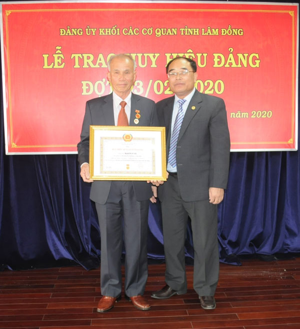 Trao Huy hiệu Đảng cho các đảng viên 30, 45 năm tuổi Đảng