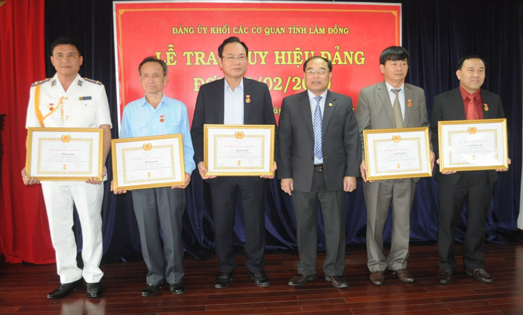 Trao Huy hiệu 30 năm tuổi Đảng cho các đảng viên