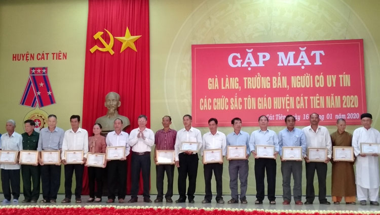 Cát Tiên gặp mặt già làng, trưởng bản, người có uy tín và các chức sắc tôn giáo nhân dịp tết Nguyên đán Canh Tý
