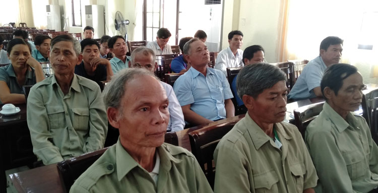 Các già làng, trưởng bản, người có uy tín trong vùng đồng bào dân tộc thiểu số tham dự buổi gặp mặt