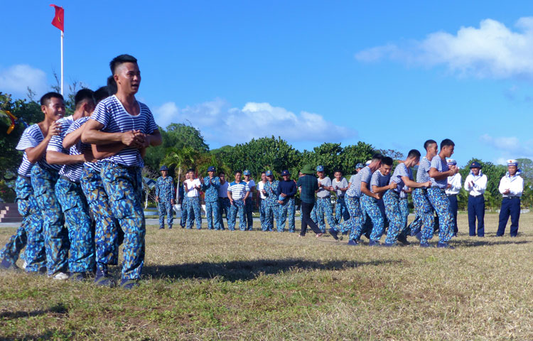 Hoạt động văn hóa, thể thao luôn diễn ra vui tươi, rộn ràng trên các đảo thu hút đông đảo cán bộ, chiến sĩ tham gia
