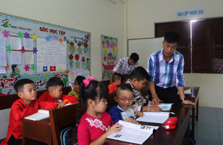 Lớp học ở Trường Sa luôn đong đầy tình cảm yêu thương giữa thầy và trò