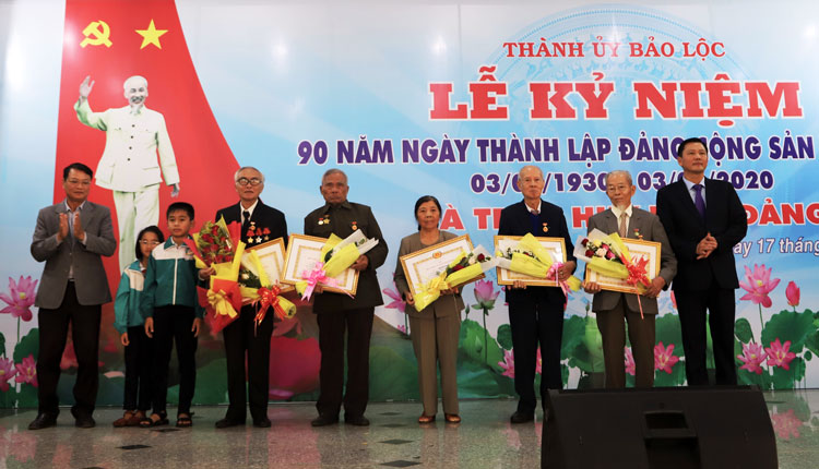 Trao Huy hiệu 55 năm tuổi Đảng cho các đảng viên