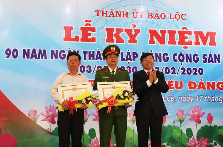 Khen thưởng 2 tổ chức cơ sở Đảng đạt  “Trong sạch, vững mạnh, tiêu biểu 5 năm liền”
