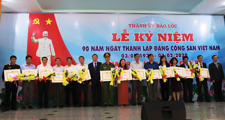 Khen thưởng các tổ chức cơ sở Đảng đạt “Trong sạch, vững mạnh, tiêu biểu năm 2029”