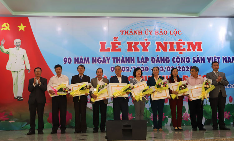 Khen thưởng các đảng viên hoàn thành xuất sắc nhiệm 5 năm liền