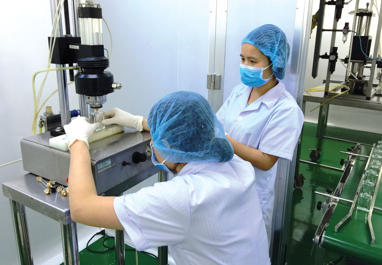 Công nhân THA VON làm việc trong môi trường vô trùng, sạch khuẩn