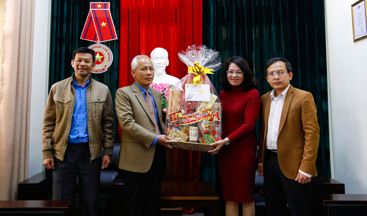 Lãnh đạo Liên đoàn Lao động tỉnh Lâm Đồng thăm, chúc Tết Báo Lâm Đồng nhân dịp xuân Canh Tý