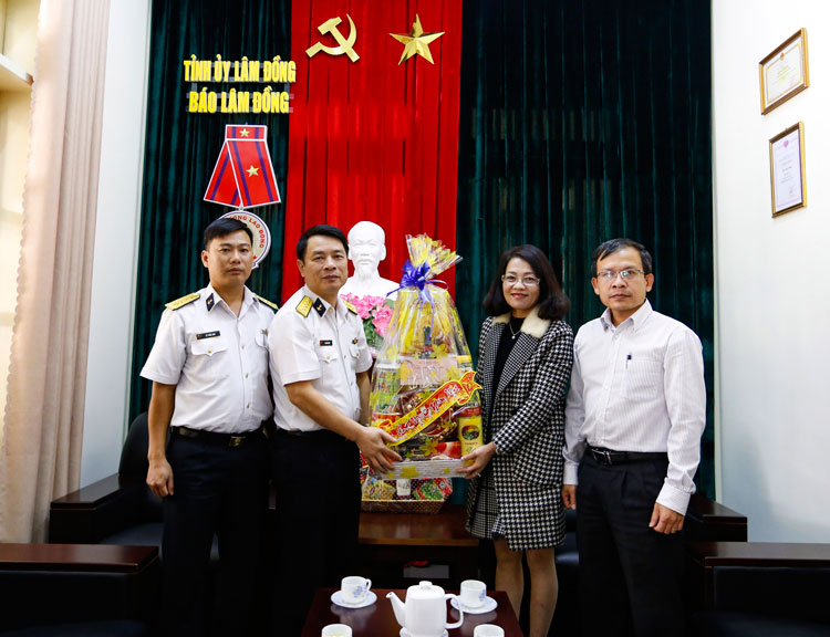 Đại tá Lã Văn Hùng - Phó Chính uỷ, Bộ Tư lệnh Vùng 4 hải quân chúc Tết tập thể cán bộ, nhân viên Báo Lâm Đồng. Ảnh: Chính Thành