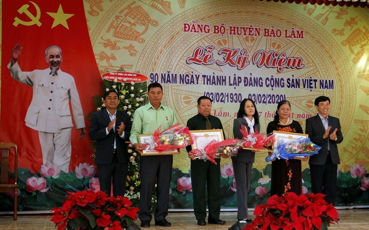 Ông Hoàng Trọng Hiền – Bí thư Huyện ủy Bảo Lâm trao Huy hiệu 50 năm tuổi Đảng cho các đảng viên