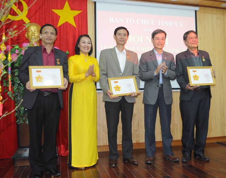 Trao Kỷ niệm chương “Vì sự nghiệp công tác tổ chức xây dựng Đảng” của Ban Tổ chức Trung ương cho các đảng viên