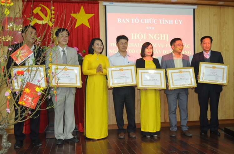 Trao tặng Giấy khen cho các tập thể và cá nhân đã có thành tích hoàn thành xuất sắc nhiệm vụ công tác tổ chức xây dựng Đảng năm 2019