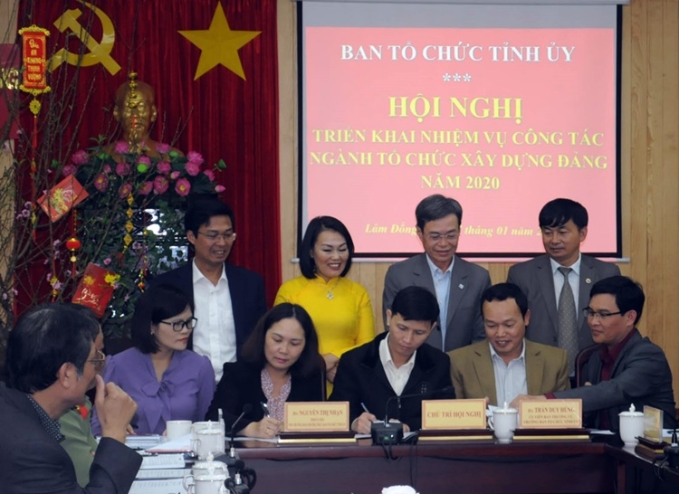 Trao tặng Giấy khen cho các tập thể và cá nhân đã có thành tích hoàn thành xuất sắc nhiệm vụ công tác tổ chức xây dựng Đảng năm 2019