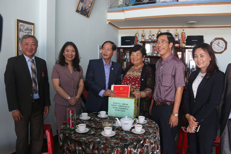 Đồng chí Nguyễn Trọng Ánh Đông - Ủy viên Ban Thường vụ Tỉnh ủy, Chủ tịch Ủy ban MTTQ Việt Nam tỉnh Lâm Đồng tặng quà tết cho Lưu Thị Thanh An (gia đình chính sách tiêu biểu ở Phường 2, TP Bảo Lộc)