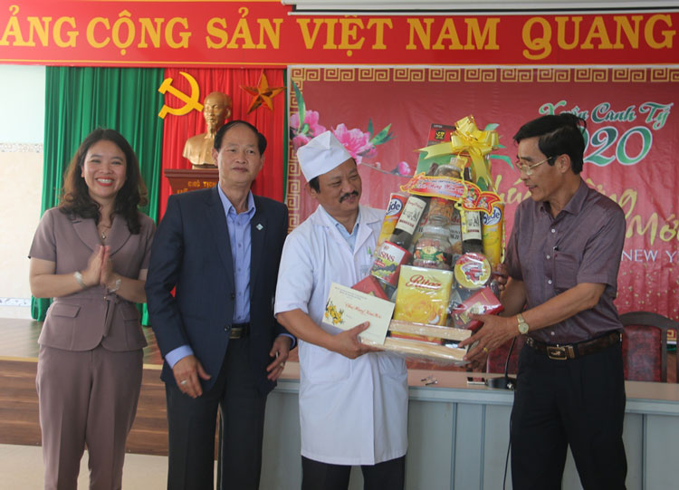 Thăm, chúc tết và tặng quà tại Bệnh viện II Lâm Đồng