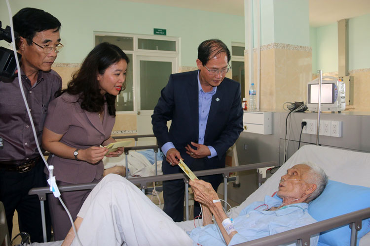 Đồng chí Nguyễn Trọng Ánh Đông - Ủy viên Ban Thường vụ Tỉnh ủy, Chủ tịch Ủy ban MTTQ Việt Nam tỉnh Lâm Đồng ân cần thăm hỏi và tặng quà tết cho bệnh nhân tại Bệnh viện II Lâm Đồng