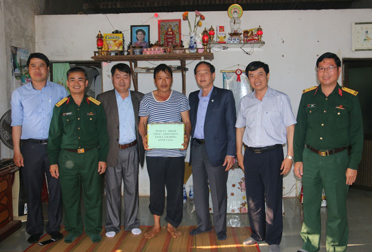 Tặng quà cho bố mẹ Trung úy Hoàng Anh Tiến Dũng - Phó Thuyền trưởng hiện đang công tác tại đảo Đá Lớn thuộc Quần đảo Trường Sa