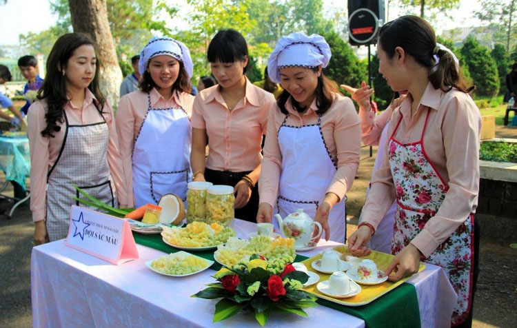 Các bạn trẻ làm mứt tặng người nghèo đón tết cổ truyền