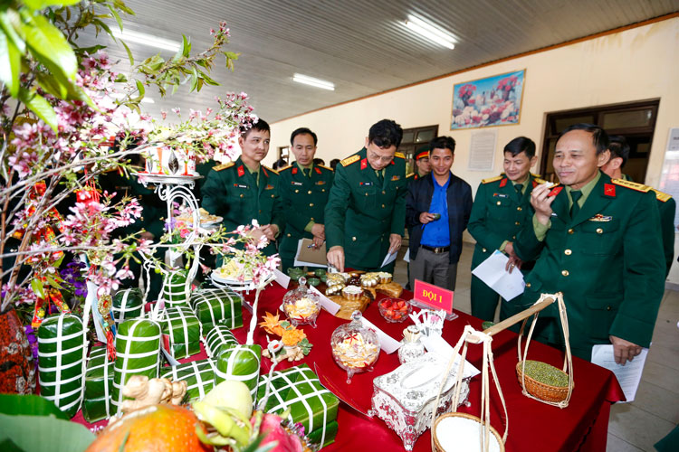 Ban tổ chức chấm thi các đội thi gói bánh chưng xanh, làm các loại mứt. Ảnh: Chính Thành