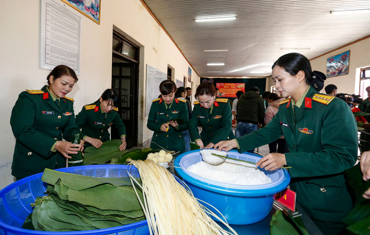 Các chiến sĩ là đoàn viên, hội viên các tổ chức quần chúng trong Học viện thi phần gói bánh chưng xanh. Ảnh: Chính Thành