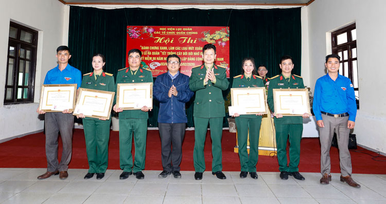 Ban tổ chức trao giải cho 5 đội thi. Ảnh: Chính Thành