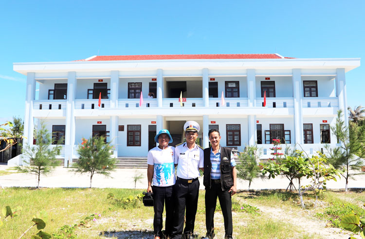 Tòa nhà được xây dựng khang trang nơi đảo xa. Ảnh: H.Đ