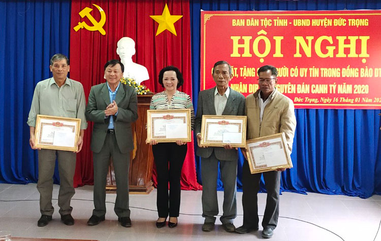 Tặng quà người có uy tín vùng đồng bào dân tộc thiểu số nhân dịp Xuân Canh Tý 2020