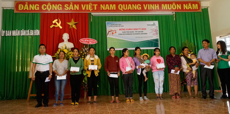 Trao 65 suất quà tại xã Đạ Đờn