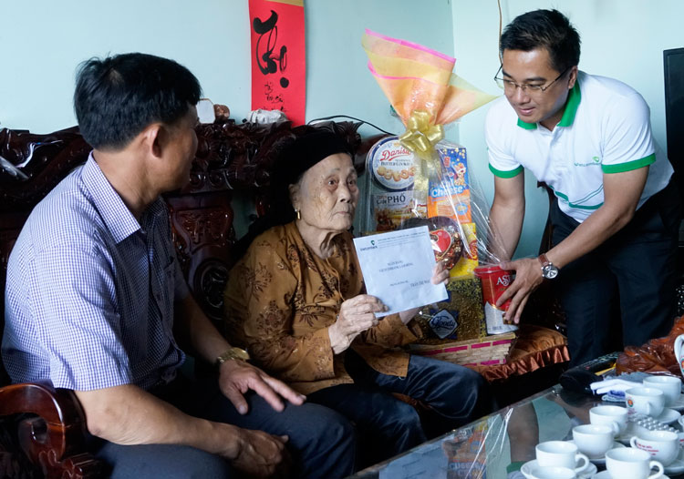 Thăm Mẹ Việt Nam anh hùng Trần Thị Mặc