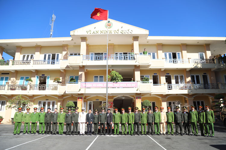 Thứ Trưởng Bộ Công an và tân Giám đốc Công an tỉnh chụp hình lưu niệm cùng cán bộ, chiến sỹ Công an tỉnh