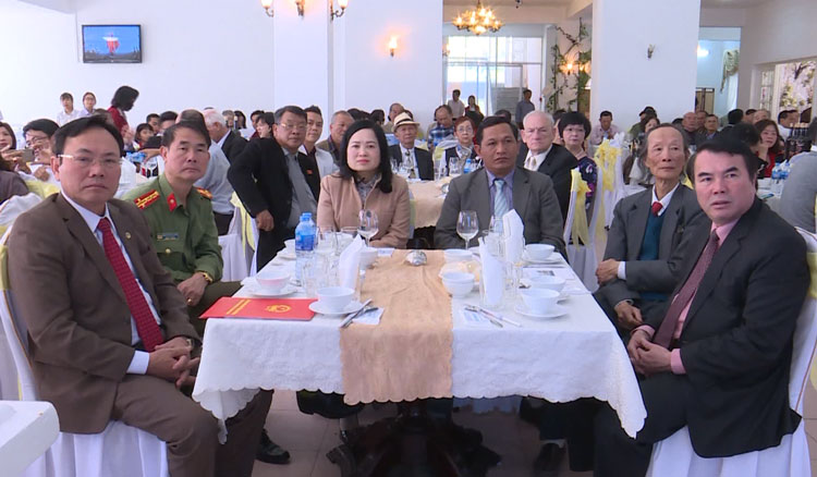 Gặp mặt kiều bào về quê ăn tết