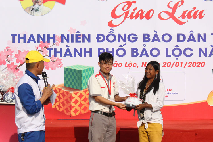 Tại chương trình giao lưu, người dân thôn Nau S’ri còn được tham gia trả lời các câu hỏi liên quan đến Luật An toàn giao thông đường bộ và nhận những phần quà từ nhà tài trợ