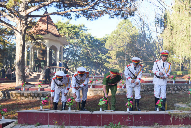 Các đại biểu thắp hương tri ân đến phần mộ các anh hùng liệt sỹ