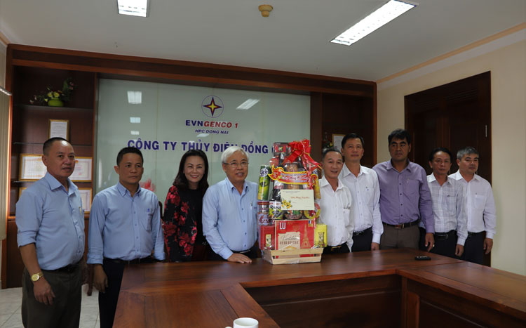 Phó Bí thư Tỉnh ủy Lâm Đồng Trần Văn Hiệp thăm, chúc tết và tặng quà gia đình Trung tá Nguyễn Tất Thu