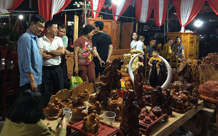 Các gian hàng thu hút đông đảo người dân tham quan, mua sắm
