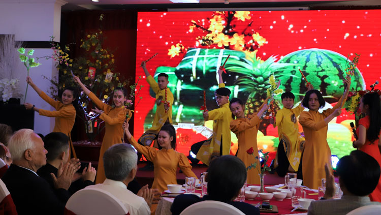 Văn nghệ chào mừng buổi gặp mặt