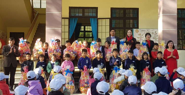 Mang quà tết đến trường học cho học sinh có hoàn cảnh khó khăn